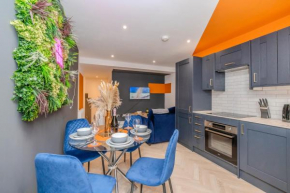 Super Central 2 Bedroom Aarptment Next to Brighton Beach & Shopping Center Sleep 6